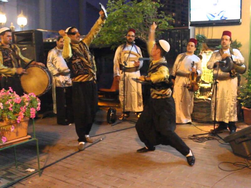 سوريا:
يسير العريس مع مجموعة من أصدقائه، من منزله إلى منزل العروس بصرف النظر عن المسافة، وتلصق العروس قطعة من العجين على باب منزلها الجديد، فإن وقعت يدل ذلك على سوء الطالع.