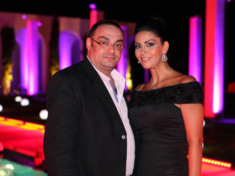 كشفت مصادر مقربة من الفنانين السوريين نظلي الروّاس وجلال شمّوط، انفصالهما من أشهر عدّة. وأكدت المصادر نفسها أن الممثلين انفصلا من دون أن يعلنا الطلاق، لكنهما يقيمان حالياً في منزلين مختلفين، وسط محاولات من مقربين من أجل رأب الصدع بينهما. 