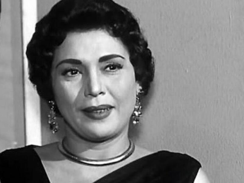 الراقصة “تحية كاريوكا” كان لها مواقف سياسية حازمة،فكانت معارضة للملك فاروق، ومن بعده الرئيس جمال عبد الناصر. وانتقدت "كاريوكا"،الرئيس الراحل جمال عبد الناصر،حيث وصفت أداءه بأنه لا يفرق شيئًا عن أداء الملك فاروق،والذي عرضها للاعتقال في الحقبة الناصرية.