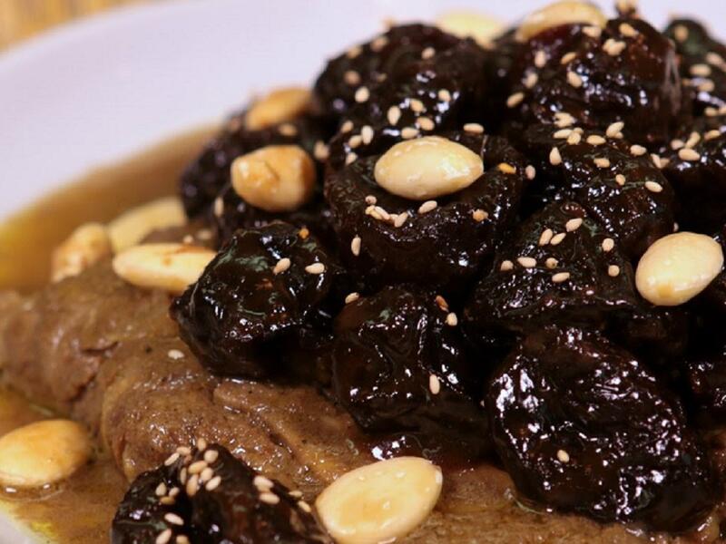 "طاجين اللحم الحلو"طبق جزائري أساسي على مائدة رمضان عبارة عن لحم الضأن المطهي مع الفواكه المجففة كالمشمش و الزبيب و المكسرات المحمصة ويسمي اللحم الحلو لأن يضاف له أثناء الطهي فواكه وسكر وفانيلا.