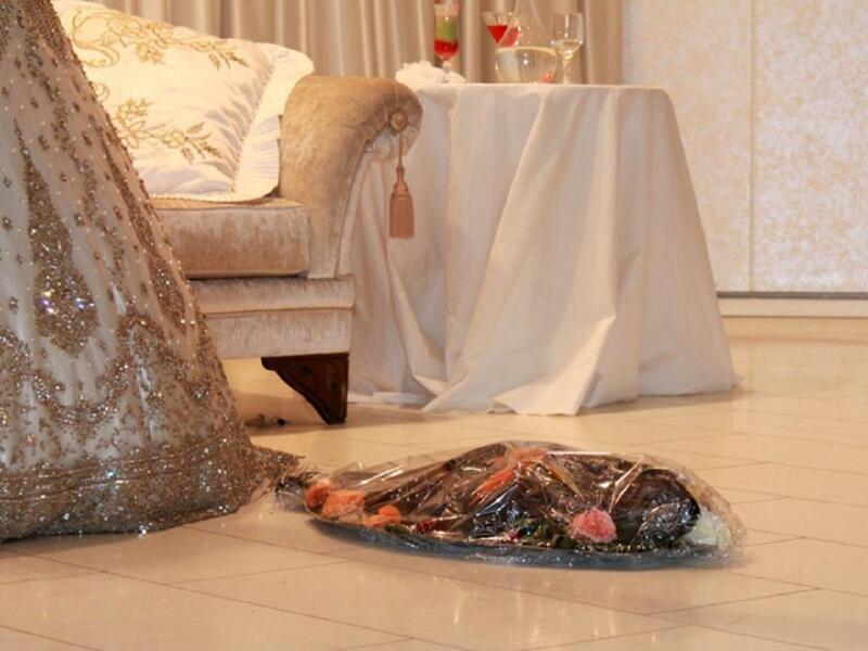 تونس: تقفز العروس في مدينة صفاقس التونسية فوق السمك مرات عدة طلباً للحظ السعيد فيما تقوم العروس في مدينة بنزرت بجر سمكة مربوطة برجلها بضعة أمتار ثم تقفز فوقها سبع مرات قبل أن تكون أول من يأكل منها لإبعاد الحسد والشر