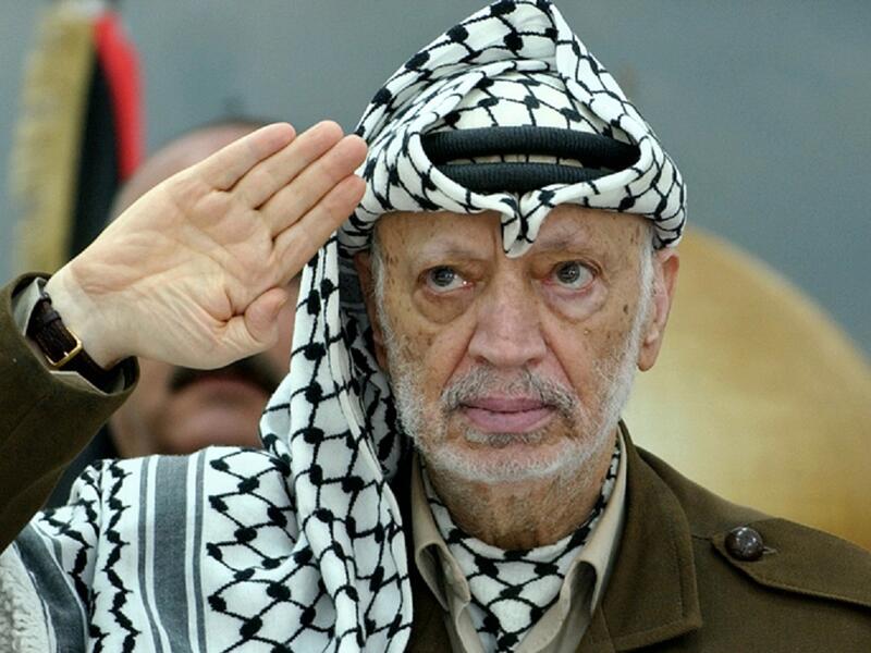 ياسر عرفات وهو أول فلسطيني مسلم يحصل على جائزة نوبل، وهو أحد رموز حركة النضال الفلسطيني. إذ قام بسلسلة من المفاوضات مع إسرائيل لإنهاء عقود من الصراع الإسرائيلي الفلسطيني. ومن تلك المفاوضات اتفاقية أوسلو التي حاز على إثرها جائزة نوبل عام 1994.