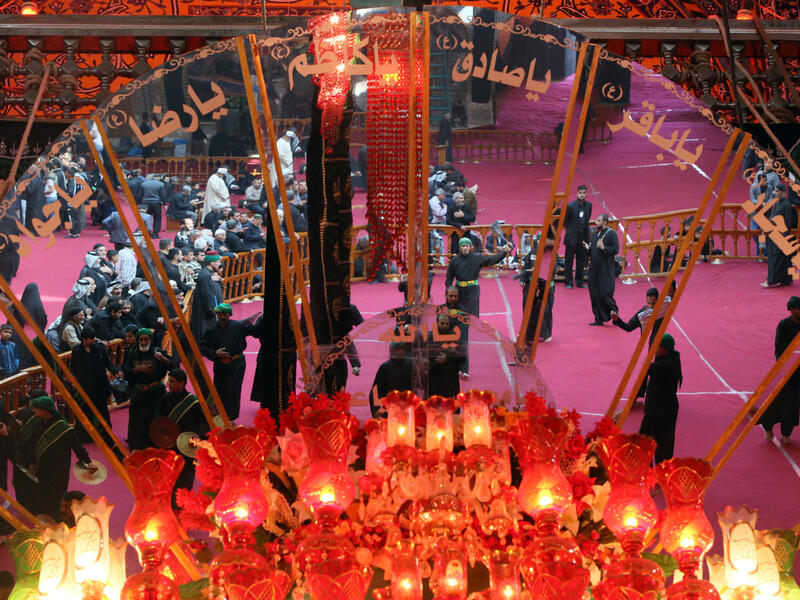 ينقسم المحتفلون إلى مجموعات مختلفة في طريقة التعذيب حتى يؤدي كل منهم الدين الذي عليه لأنه لم يشارك في التضحية جنبا إلى جنب مع الحسين رضي الله عنه في معركة كربلاء.