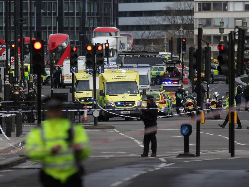 ظهرًا في الساعة 2:40 بتوقيت غرينتش دهس مهاجم بسيارة 40 من المارة على رصيف جسر ويستمنستر وسط لندن مما أدى إلى مقتل شخصين وإصابة آخرين.
