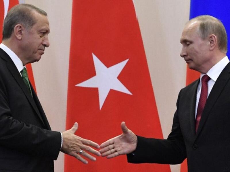 Turkish President Recep Tayyip Erdogan (L) "hesitantly" shakes hands with his Russian counterpart Vladimir Putin after a joint press conference following their meeting at the Bocharov Ruchei state residence in Sochi on May 3, 2017. (AFP/ Alexander Nemenov)
