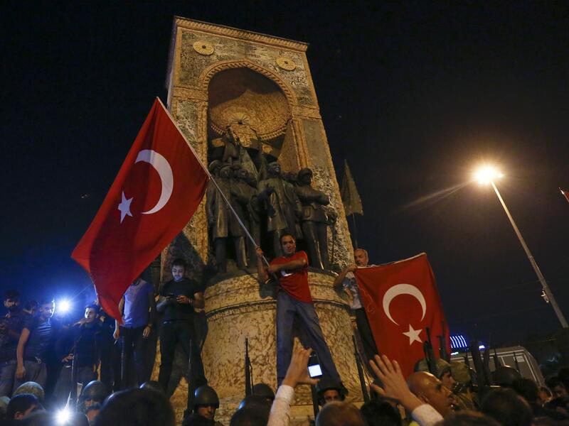 في مساء يوم الجمعة 15 يوليو 2016، قامت مجموعة من الجيش التركي بمحاولة الانقلاب العسكري وإسقاط حكومة العدالة والتنمية وفشلوا في أقل من 8 ساعات، وفصلت السلطات أكثر من 90 ألف موظف لصلتهم بالانقلاب، في إطار حملة تطهير يقول منتقدوها إنها اتسعت لتشمل أي معارضة سياسية للرئيس.
