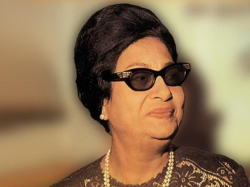 "كيف بدأت؟" سمعت أباها يُعلم أخاها خالدًا الغناء، قبل اصطحابه للحفلات، فكانت تتعلم بصمت فحين سمعها انبهر من قوة نبرتها، فطلب منها أن تنضم معه إلى دروس الغناء، لتغني معه هي الأخرى.
