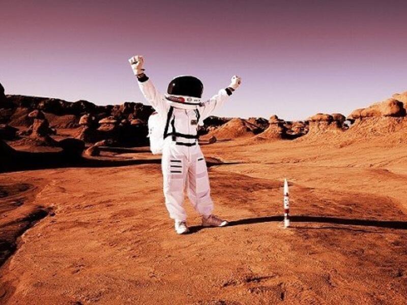 شقوق من الطين تدل على وجود مياه: وجد على سطح الكوكب الأحمر شقوق من طين، والتي تظهر في الأماكن الرطبة، يتجاوز عمرها 3 بلايين سنة، تشكل دليلًا على وجود الماء.
