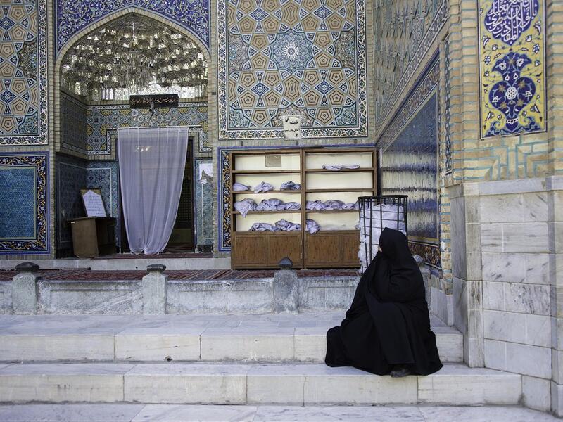 A Persian lady dressed in chador mesmerised by the magnificent architecture in Iran (static1.squarespace.com)