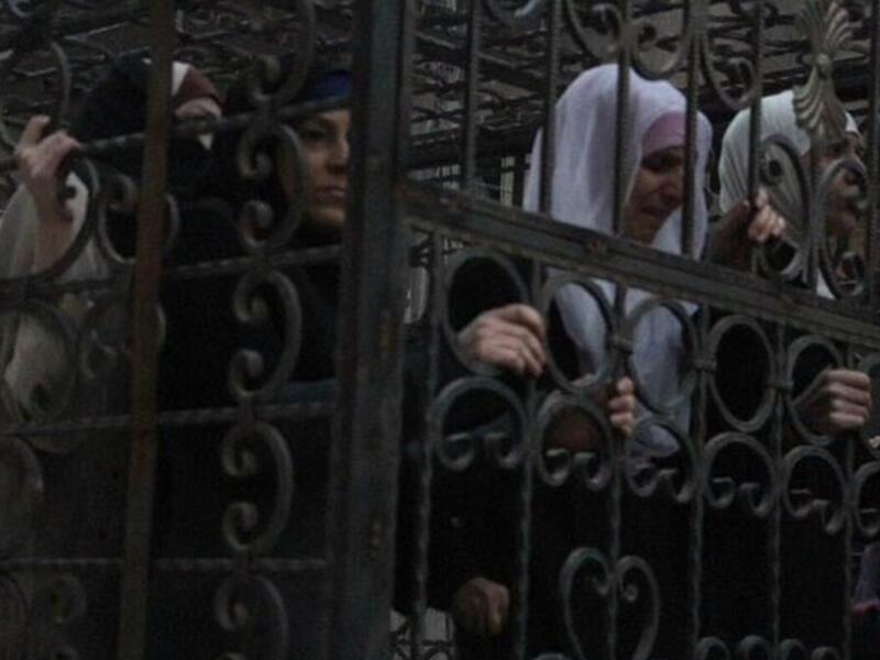 Reports say dozens of cages carrying Alawite army officers and their wives were seen in Eastern Ghouta. (Twitter)