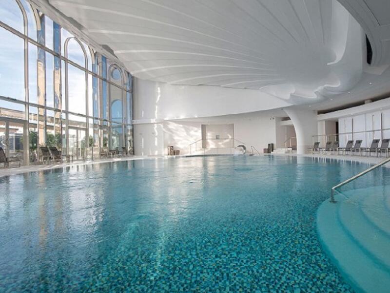 تيرم مارينز في فندق الأرميتاج مونتي كارلو (موناكو)،: يطل على مونتي كارلو هاربور، ويضم حماما خاصا وحمام سباحة بالمياه المالحة وصالة رياضية وصالون تجميل.