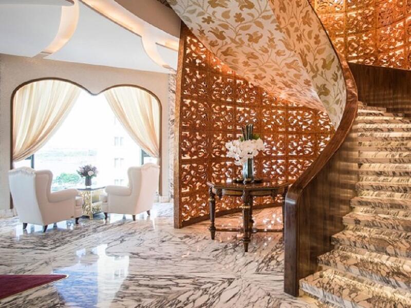 منتجع صحي في Reverie سايغون (مدينة هو تشي منه، فيتنام)، تشمل العلاجات في هذا المنتجع التدليك على ضوء الشموع، والعلاجات المحلية التي اثبتت فعاليتها.