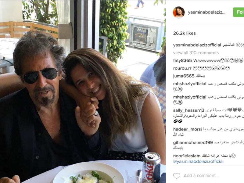 فاجأت الفنانة ياسمين عبد العزيز جمهورها بظهورها بصحبة الفنان العالمى آل باتشينو أثناء تناول الغداء معه خلال رحلتها الحالية إلى الولايات المتحدة الأمريكية ونشرت ياسمين صورتهما عبر صفحتها الرسمية على “إنستجرام” دون الكشف عن سبب اللقاء.