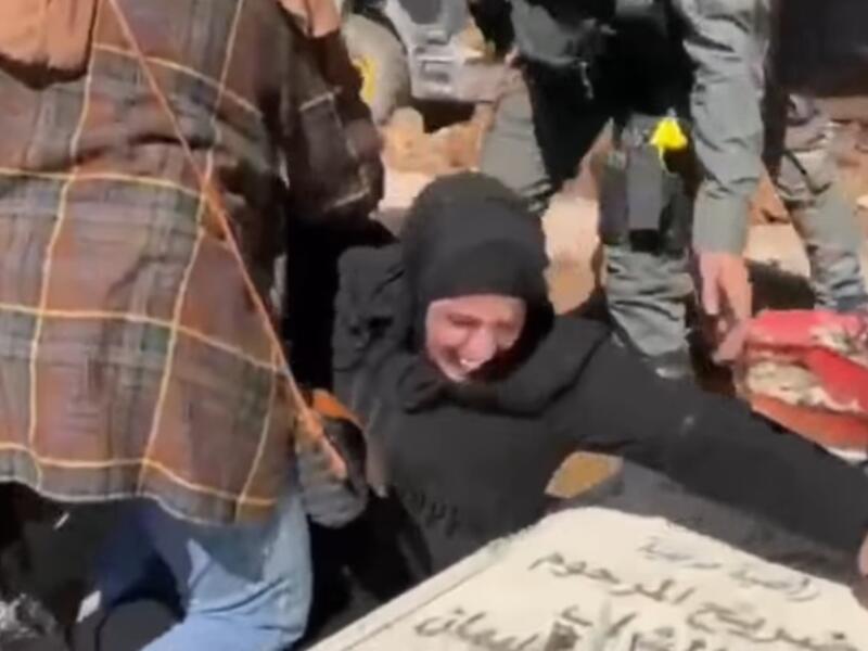 مقدسية ثكلى تستميت لحماية قبر ابنها من الجرافات الاسرائيلية