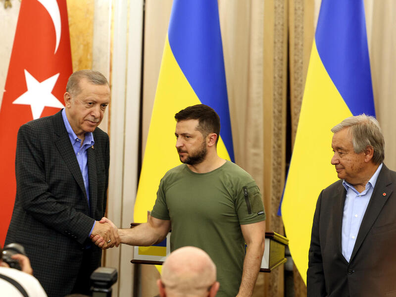 الرئيس التركي رجب طيب إردوغان ونظيره الأوكراني فلاديمير زيلينسكي، والأمين العام للأمم المتحدة أنطونيو غوتيريش، في مدينة لفيف الأوكرانية