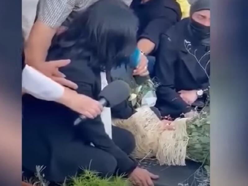 الأسيرة المحررة خالدة جرار تنتحب عند قبر ابنة حرمتها اسرائيل من حضور جنازتها
