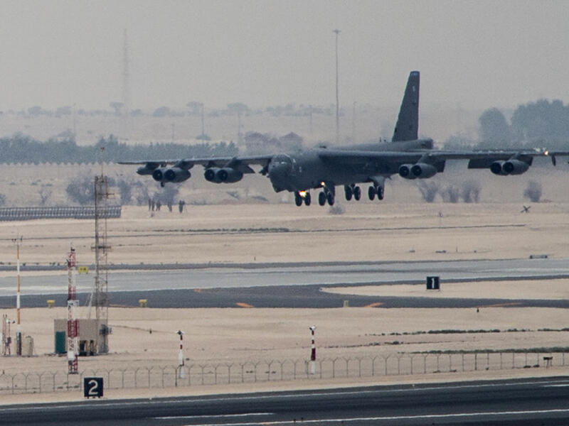 قاذفة بي-52 اميركية في قاعدة العديد في قطر