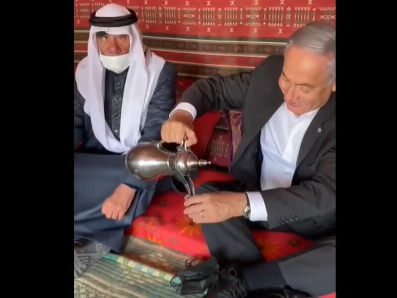 صورة مأخوذة من الفيديو تظهر نتنياهو وهو يصب القهوة بنفسه قبل تقديمها لمضيفيه من بدو النقب