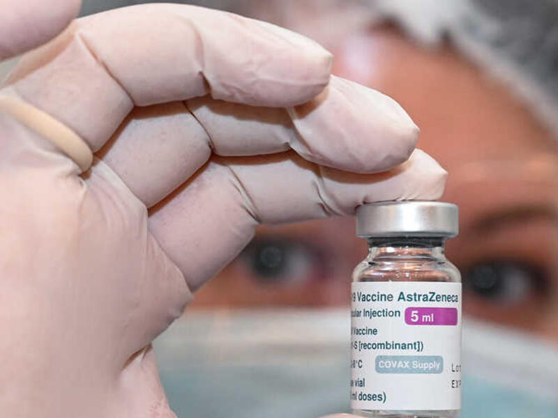 التجارب السريرية أظهرت ”أعدادًا محدودة جدًا من الإصابات بجلطات دموية“ لدى متلقي اللقاح