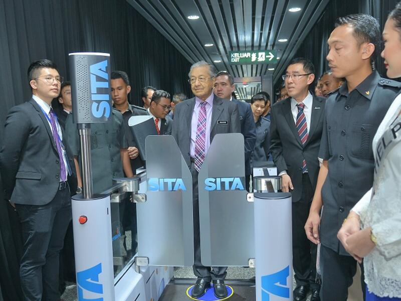 Malaysian Prime Minister, Tun Dr Mahathir Mohamad, trying SITA Smart Path™ at KLIA’s 21st anniversary celebration.