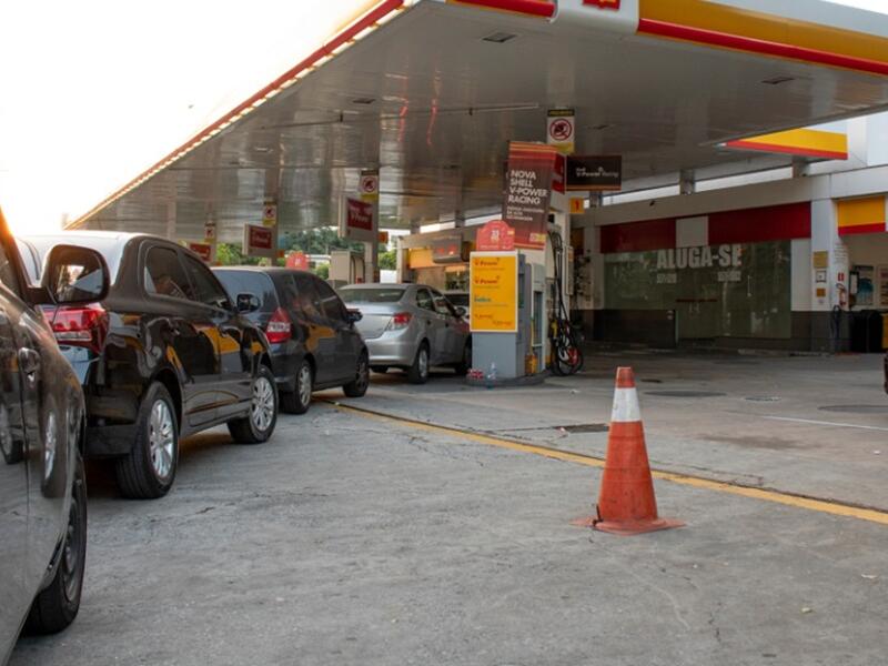 A Customs strike was the cause of long queues at gas stations