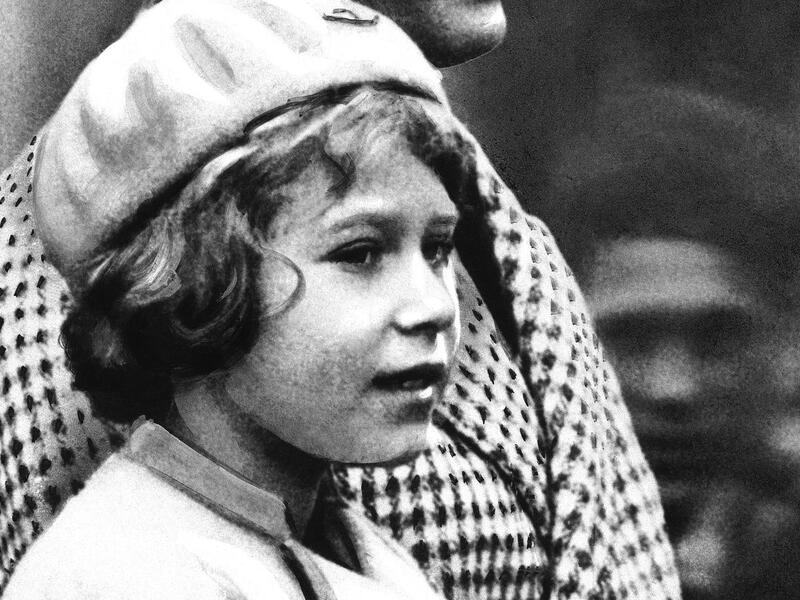 أرادت الذهاب إلى الحرب، لكنها كانت صغيرة جدًا: عندما اندلعت الحرب العالمية الثانية عام 1939، توسلت إليزابيث والدها للمشاركة بالحرب ولكن على طريقتها، فبدأت بإخراج برامج إذاعية موجهة للأطفال البريطانيين من أجل رفع معنوياتهم.