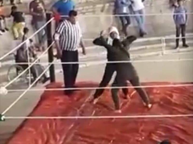 مصارعة نسائية وسط تشجيع جماهيري