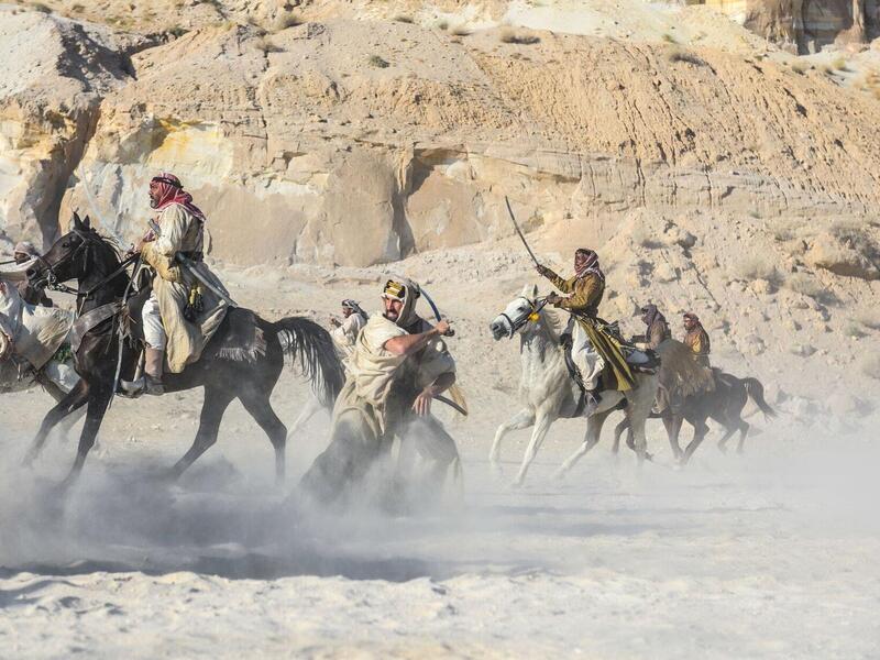 ألف قصة الفيلم "هنري فرتز" و"بدر السماري" و"ري لوريجا"، وأخرج الفيلم الأسباني "أغوستي فيلارونغا". 