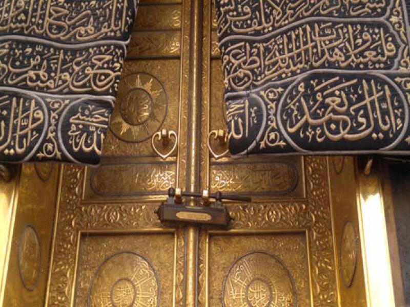 باب الكعبة تاريخ مرصع بالذهب