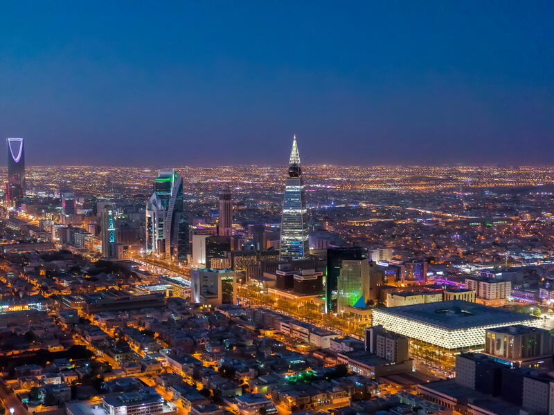 السعودية تعتزم جذب 420 مليار دولار استثمارات أجنبية في البنى التحتية والنقل