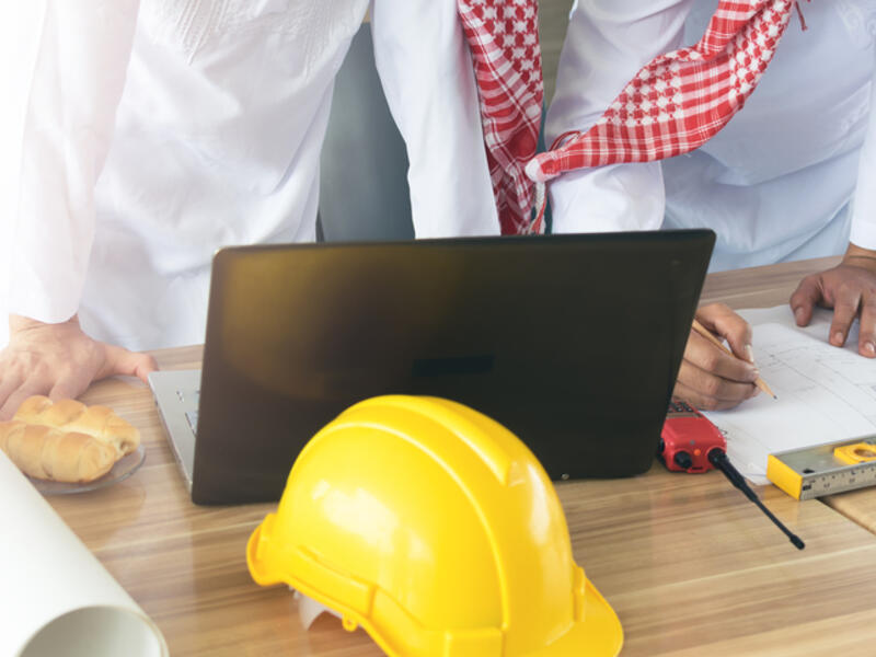 تندرج مواقع البناء والتشييد، وشركات المقاولات والإنشاءات، والاستشارات الهندسية، وكذلك أعمال الطرق والجسور، وشبكات الكهرباء والاتصالات، ضمن قائمة الأنشطة المصرح لها بمزاولة العمل