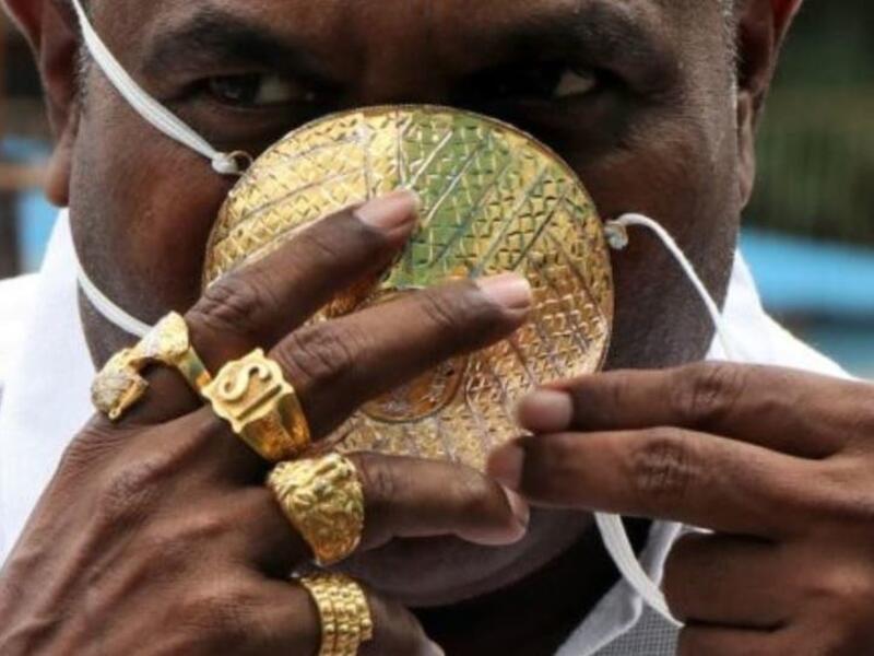 هندي يضع كمامة من الذهب الخالص لحمايته من فيروس كورونا