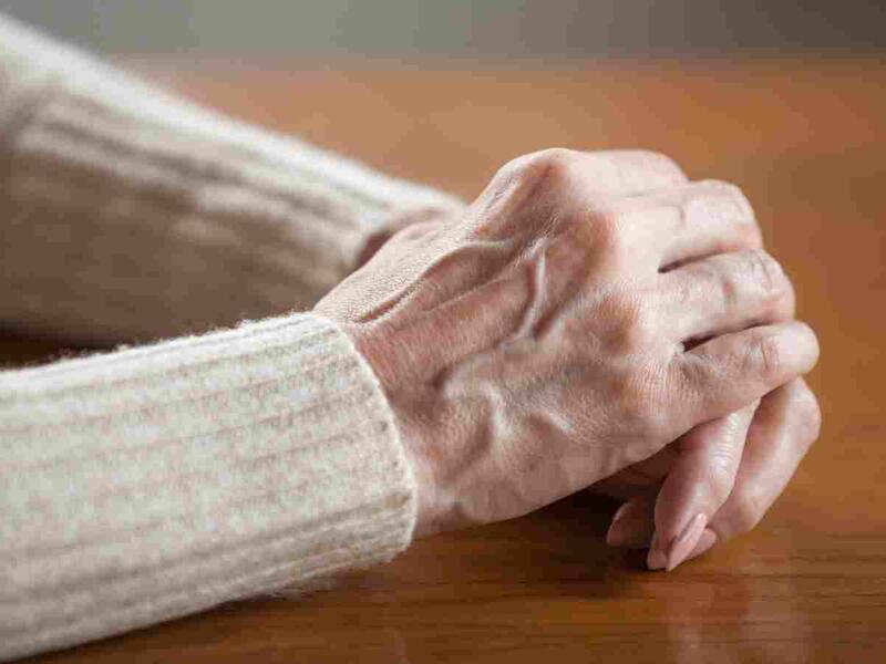 من أعراض مرض روماتيزم الدم الإحساس بحرارة مع ألم في المفاصل