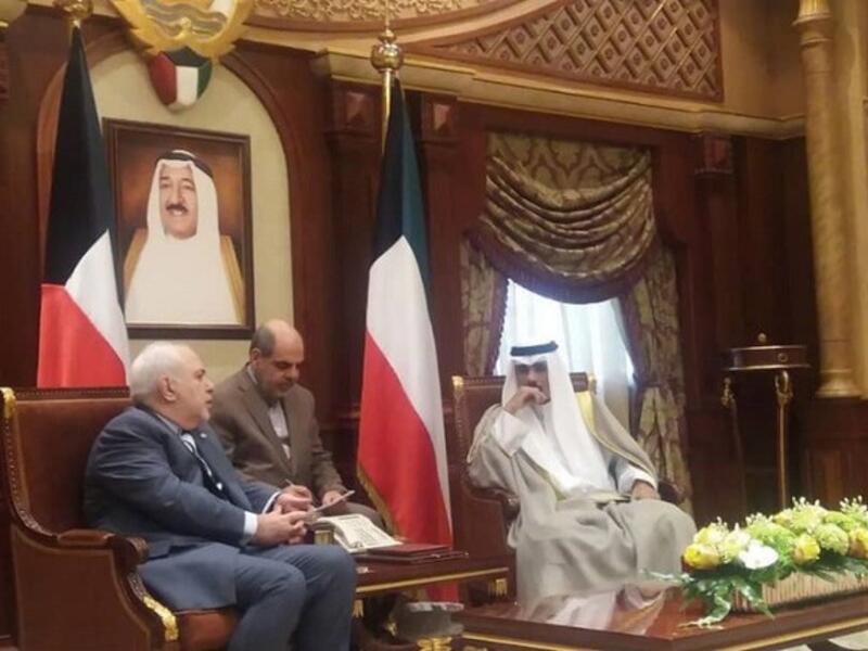 وزير الخارجية الإيراني محمد جواد ظريف أثناء لقائه مع ولي عهد الكويت نواف الأحمد الجابر الصباح