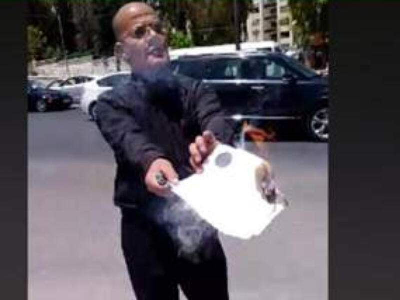 أردني يحرق شهادته في الشارع