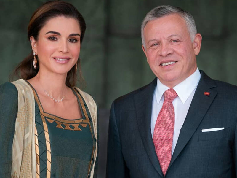 احتفلت الملكة رانيا العبدالله، بعيد الاستقلال الـ73 للملكة الأردنية الهاشمية حيث أطلت، بإطلالة لافتة،  بتصميم مستوحى من التراث الأردني مع لمسة رمضانية فاعتمدت عباءة باللون الأخضر الزيتي ومن فوقها رداء من دون أكمام تزينه زخارف العقال الأردني باللون البيج.