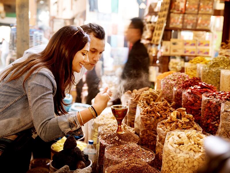 بقيت دبي الخيار الأول للعملاء، حيث تقدم المغامرات العربية جولات تسلط الضوء على جانبي المدينة، التراثي والعصري.