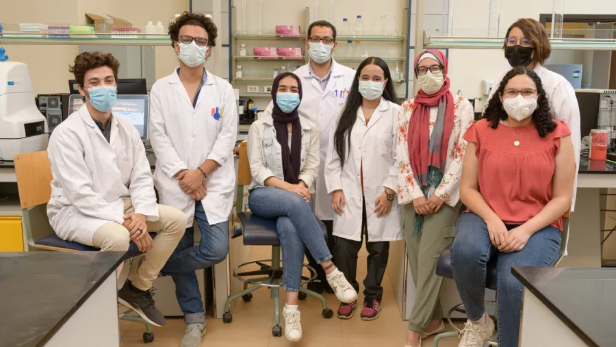 طلاب الجامعة الأمريكية بالقاهرة يفوزون بميدالية فضية لتطوير نموذج نظري لمعالجة فيروس كورونا في مسابقة آى جيم الدولية لعام 2020