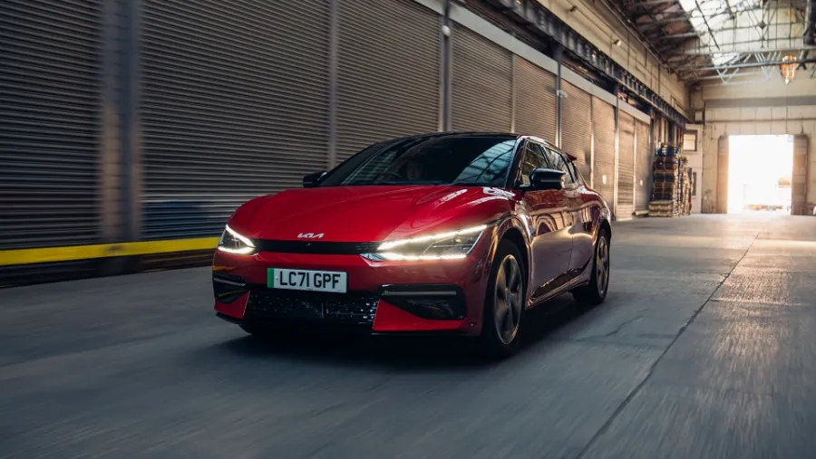 كيا EV6 تحصد لقب "أفضل سيارة كروس أوفر للعام" في حفل توزيع جوائز TopGear.com لعام 2021