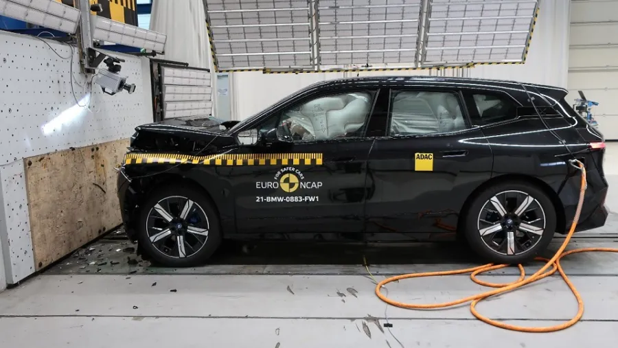 سيارة BMW iX تحصل على تقييم السيارة الأكثر أماناً وفقاً لاختبارات التصادم Euro NCAP