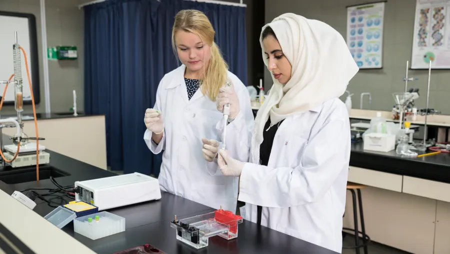 جامعة أبوظبي والمؤسسة الدولية لإدارة المخاطر والسلامة توقعان مذكرة تعاون
