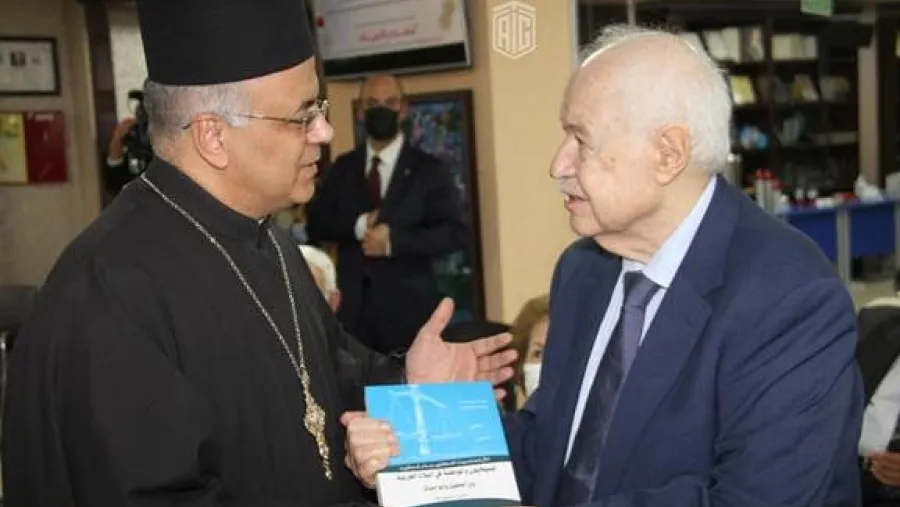 الأب بسام شحاتيت يقدم كتابه "المسيحيون والمواطنة في البلاد العربية - الأردن أنموذجاً" للدكتور طلال أبوغزاله