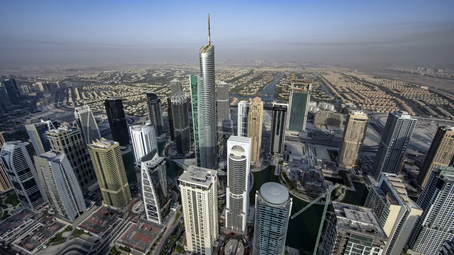 مركز دبي للسلع المتعددة يعلن عن تركيب مظلات لمواقف السيارات بألواح طاقة شمسية في منطقة أبراج بحيرات جميرا تعزيزاً لجهود الاستدامة   