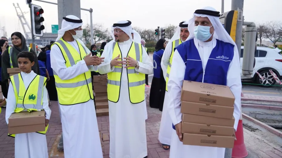 جمارك دبي توزع 10000 وجبة لكسر الصيام على الطرق الرئيسية