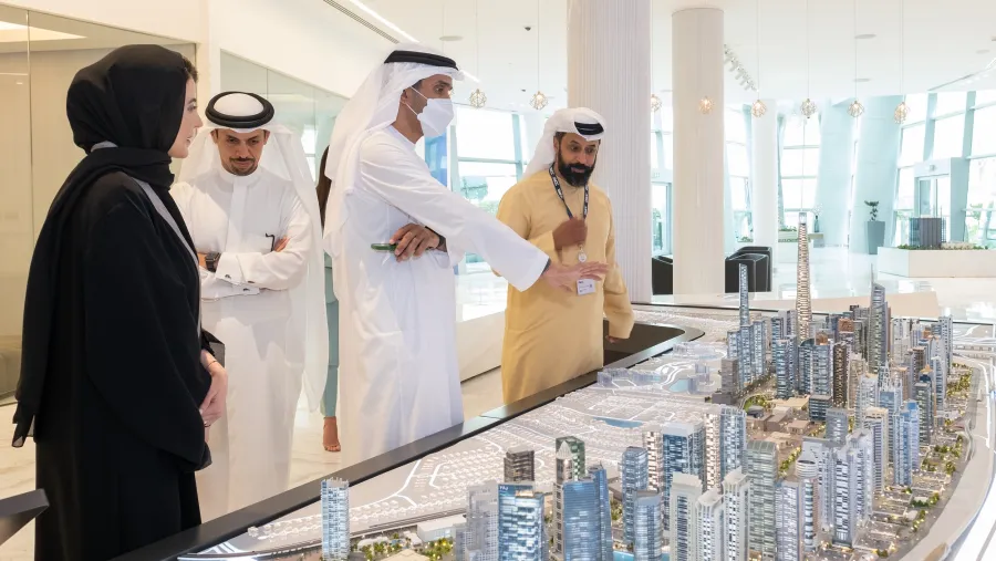 معالي عبدالله البسطي يزور المقر الرئيسي لمركز دبي للسلع المتعددة ويطّلع على مرافقه التجارية في دبي
