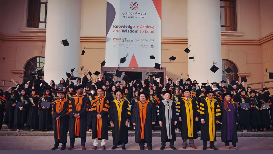تخريج 1435 طالب وطالبة ضمن الفوج السادس عشر بجامعة أبوظبي