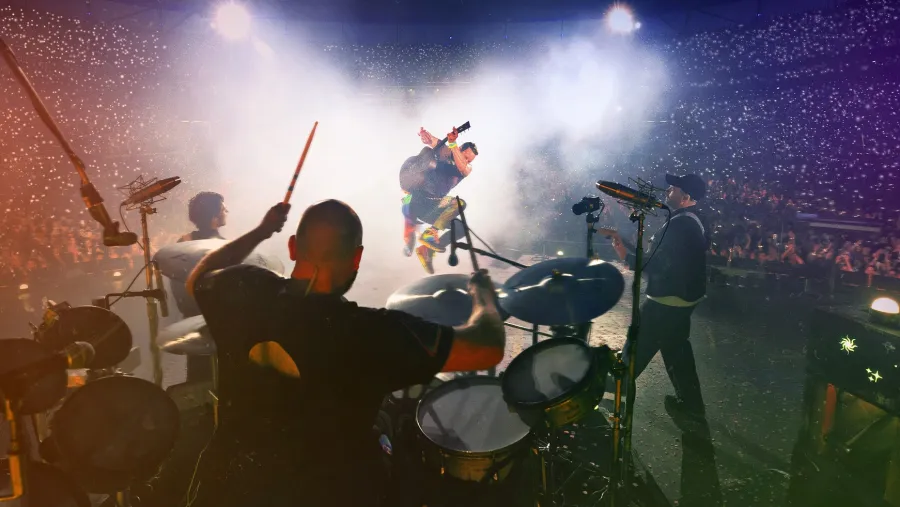 "دي إتش ال" تتعاون مع فرقة "Coldplay" لتنظيم جولة غنائية أكثر استدامة