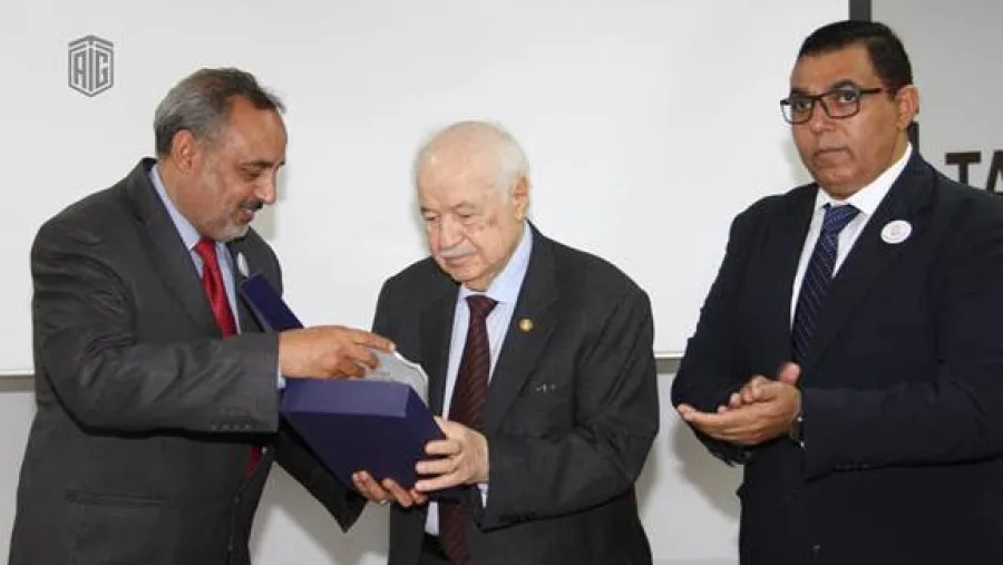 مجلس التخطيط الوطني الليبي يمنح الدكتور أبوغزاله درع العطاء من الدرجة الأولى