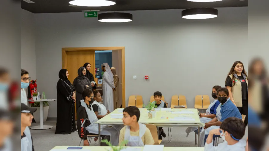 هالة بدري تدعم المبدعين الصغار في مكتبة الصفا للفنون والتصميم