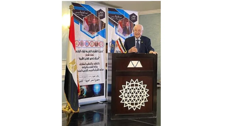 منح وسام فارس بناء الوعي العربي للدكتور طلال أبوغزاله